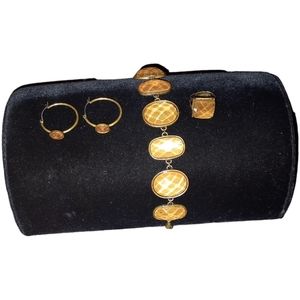 Three piece jewelry set